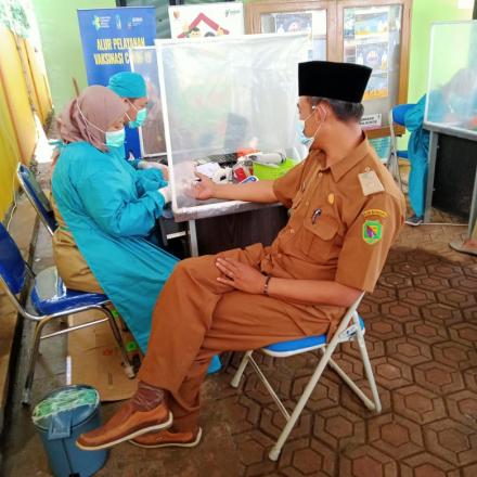 PELAKSANAAN VAKSINASI COVID-19 BAGI PELAYAN PUBLIK